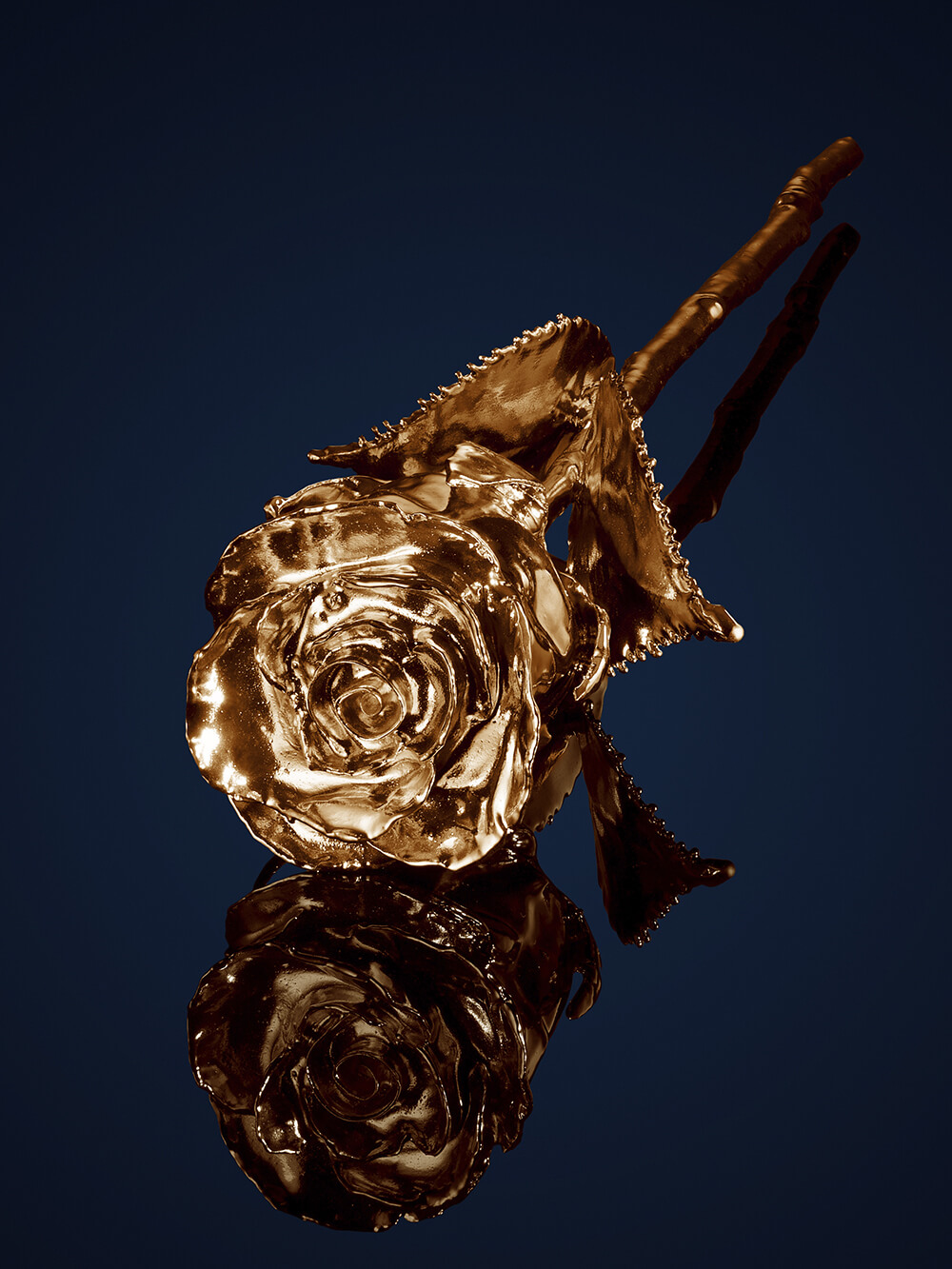 Настоящая роза в золоте